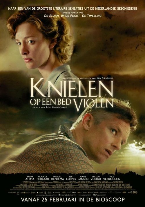 Knielen op een bed violen